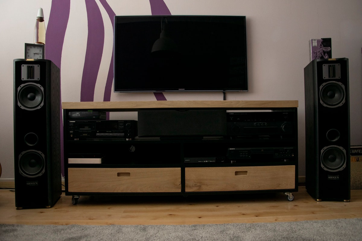 Tv-meubel op maat met open vakken