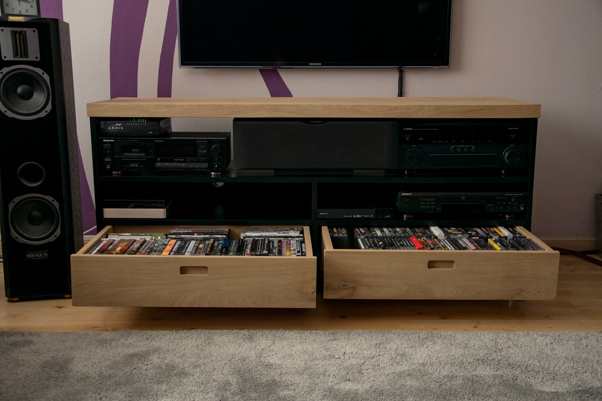 Tv-meubel met afgewerkte zijkanten